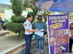 Petugas-Dinas-Perhubungan-Langkat-saat-memberikan-imbauan-kepada-pedagang.jpg