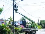 Petugas-Dinas-Perhubungan-memperbaiki-sejumlah-lampu-penerangan-jalan-umum-di-tahun-2025.jpg