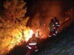 Petugas-Manggala-Agni-Sibolangit-melakukan-pemadaman-kawasan-lahan-yang-terbakar.jpg