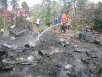 Petugas-Pemadam-Kebakaran-Sidikalang-saat-memadamkan-api-di-Desa-Parbuluan.jpg