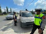 Petugas-Samsat-Lubuk-Pakam-dibantu-Satlantas-menghentikan-mobil-box.jpg