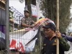 Petugas-gabungan-dari-Bawaslu-Kabupaten-Karo-Satpol-PP-Kabupaten-Karo.jpg