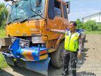 Petugas-kepolisian-menunjukkan-truk-yang-menabrak-bus-Trans-Metro-Deli.jpg