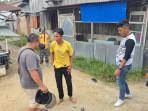 Petugas-mengamankan-A-warga-Siumbut-umbut-Kecamatan-Kisaran-Timur_11111.jpg