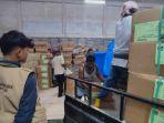 Petugas-menurunkan-pasokan-logistik-berupa-surat-suara-di-Gudang-KPUD-Karo_.jpg