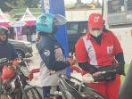 Petugas-pengisian-BBM-di-SPBU-14221248-Dora-Ervina-Risky-br-Perangin-Angin.jpg