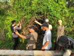 Petugas-rubuhkan-gubuk-yang-ditutupi-oleh-semak-belukar-di-Jalan-Jarum-jarum.jpg
