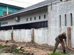 Petugas-satpol-PP-Deliserdang-tampak-sedang-memegang-palu-besar_Jalan-umum-ditembok.jpg