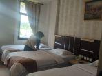 Petugas-sedang-membersihkan-kamar-dan-mengecek-alat-kesehatan.jpg