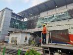 PetugasKAI-Divre-I-SU-saat-memantau-keamanan-kereta-api.jpg