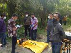 Polisi-mengevakuasi-jasad-Mr-X-ke-dalam-kantung-mayat_.jpg