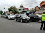Polisi-tengah-mengurai-arus-lalu-lintas-di-ruas-jalan-utama.jpg