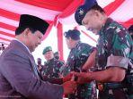 Prabowo-Subianti-bagi-bagikan-senjata-api.jpg