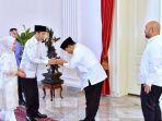 Presiden-Joko-Widodo-saat-bersalaman-dengan-Menhan-Prabowo-Subianto-saat-open-house-di-Istana.jpg