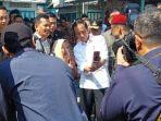 Presiden-Joko-Widodo-saat-berselfie-dengan-wanita-tua-diPasar-Tradisional-Brahrang.jpg