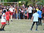 Presiden-Joko-Widodo-sedang-bermain-sepak-bola-bersama-pelajar-di-Biak.jpg