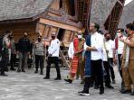 Presiden-Jokowi-bersama-rombongan-saat-berada-di-Huta-Siallagan.jpg