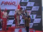 Presiden-Jokowi-serahkan-langsung-piala-dan-salami-para-pemenang-F1H2O.jpg