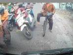 Pria-Tendang-Pengendara-Motor.jpg