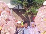 Pria-bawa-buket-uang-raksasa-untuk-seserahan.jpg