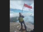 Pria-yang-naik-ke-Gunung-Sinabung-pada-bulan-Agustus-lalu-berfoto-sambil-memegang-bendera.jpg