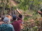 Proses-pembersihan-jalan-menuju-Kecamatan-Silahisabungan-yang-tertutup-longsor_1.jpg