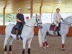 Puan-Maharani-diajak-naik-kuda-kesayangan-Prabowo-Subianto.jpg