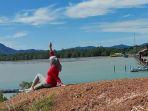 PulauMepar-yang-terletak-tepat-di-depan-Pelabuhan-Tanjung-Buton-Ibu-Kota-Daik.jpg<pf>PulauMepar-2.jpg<pf>Suasana-di-PulauMepar.jpg<pf>Warga-di-PulauMepar-bermain-gasing.jpg
