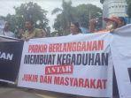 Puluhan-juru-Parkir-Kota-Medan-datangi-kantor-Wali-Kota-di-Jalan-Kapten-Maulana-Lubis.jpg