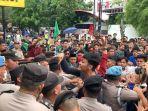 Puluhan-mahasiswa-yang-berunjuk-rasa-di-depan-Polrestabes-Medan-terlibat-saling-dorong.jpg