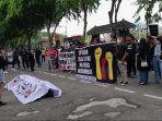 Puluhan-massa-aksi-yang-tergabung-dalam-Aliansi-Kemarahan-Buruh-Sumatra-Utara-AKBAR.jpg