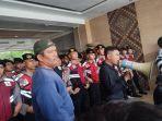 Puluhan-orang-saat-berdemo-di-Hotel-Lee-Polonia-tempat-rekapitulasi-tingkat-Kota-Medan.jpg