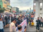 Puluhan-pengunjuk-rasa-berdemo-di-depan-Kantor-Wali-Kota-Padangsidimpuan.jpg