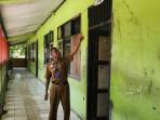 RUANG-KELAS-Kepala-SMP-Negeri-1-Geyer-Sukatno-menunjukkan-ruang-kelas-VII-G-Senin.jpg