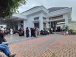 RUMAH-DUKA-Suasana-rumah-duka-Almarhum-Ngogesa-Sitepu-yang-berada.jpg