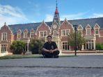 Radya-Mahardika-saat-jalan-jalan-di-tempat-wisata.jpg