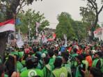 Ratusan-driver-ojol-menggelar-aksi-unjuk-rasa-di-Kantor-Gubernur-Sumut_.jpg