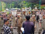 Ratusan-guru-honorer-saat-menggelar-demo-di-depan-Kantor-Bupati.jpg