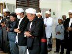 Ratusan-jemaah-Tarekat-Naqsabandiyah-Al-Kholidiyah-saat-melaksanakan-salat.jpg