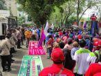 Ratusan-massa-aksi-elemen-buruh-yang-tergabung-dalam-Aliansi-Buruh_.jpg