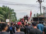 Ratusan-masyarakat-Desa-Gedangan-Kecamatan-Pulau-Bandring-unjuk-rasa_.jpg