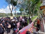 Ratusan-peserta-Pegawai-Pemerintah-dengan-Perjanjian-Kontrak-PPPK-Guru-menggeruduk-Kantor-Bupati.jpg