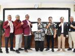 Rektor-UISU-Terima-SK-Guru-Besar.jpg