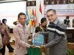 Rektor-UISU-menyerahkan-booklet-UISU-kepada-Ketua-Panja-Perguruan-Tinggi-Komisi-X-DPR-RI.jpg