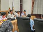 Ricky-Marthin-Erzuki-Damanik-pegang-mic-hadir-dalam-rapat-percepatan-MBGali.jpg