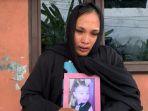 Rika-Lidia-Wati-memeluk-foto-anaknya-yang-meninggal-dunia-diduga-karena-malpraktek.jpg