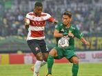 Risky-Dwiyan-kanan-sedang-berduel-dengan-Hugo-Gomes.jpg