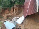 Tergerus Arus Sungai, Rumah Warga di Batubara Roboh Akibat Longsor