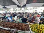 Warga Antusias Cicipi Buah Gratis di Event Festival Bunga Buah Karo