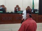 Saksi-dari-LPSK-mengenakan-topeng-dan-lobe-saat-menjalani-persidangan.jpg